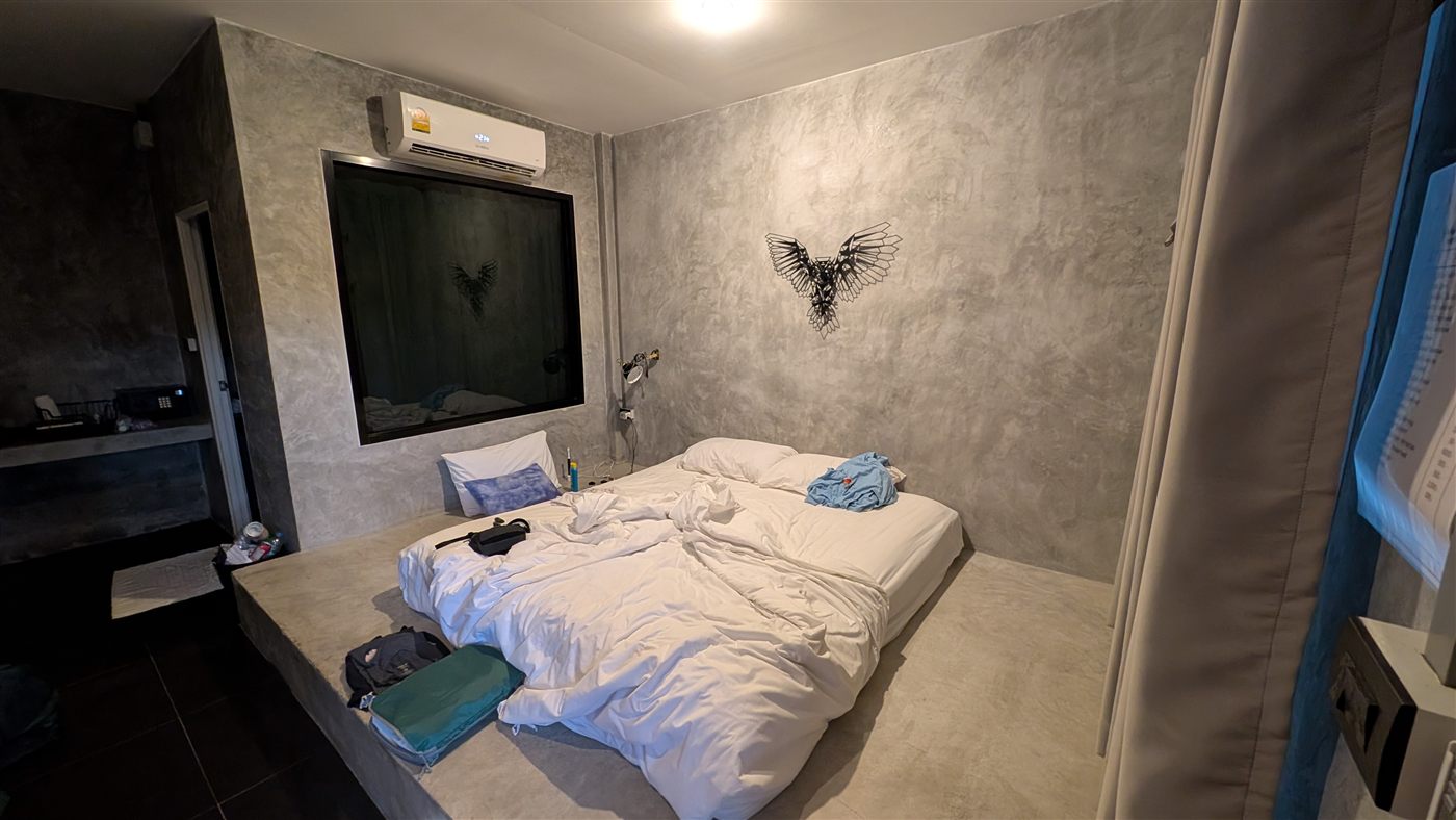 Hotelzimmer im Nitiporn Resort im Industrial-Beton-Look